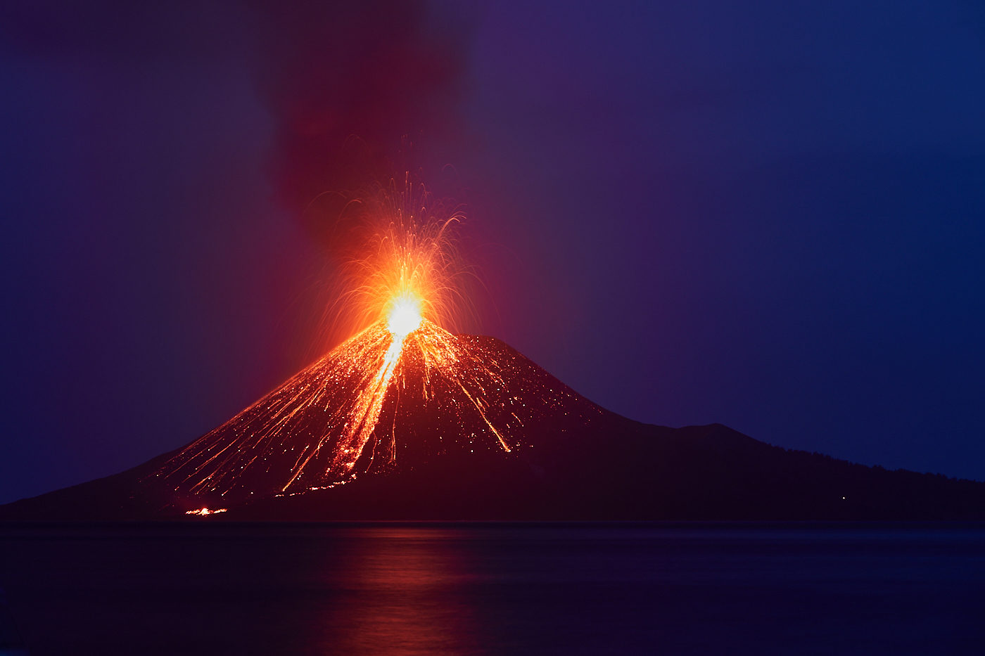 Anak Krakatua erupts sending