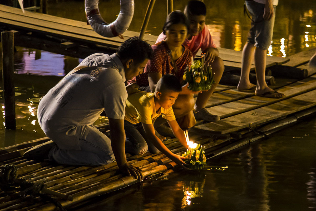 loi krathong candles in the wind
