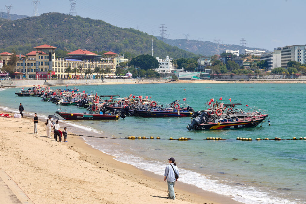 The beach at Jiaochangwei, near Dapeng Ancient City